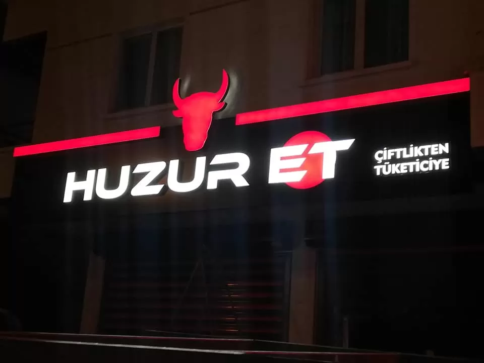 KUTU HARF KOMPOZİT IŞIKLI DÖNERCİ TABELASI İLE ANKARA’DA GÖZ ALICI TANITIM